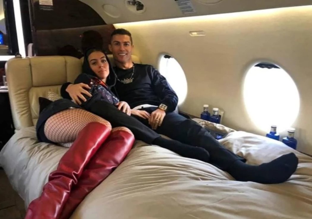 Cristiano Ronaldo prodává svůj tryskáč v hodnotě půl miliardy korun. Důvodem je fakt, že letadlo už je pro něj příliš malé