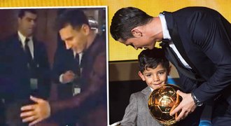 DOJEMNÉ VIDEO: Tati, to je Messi! Malý Ronaldo zdravil největšího rivala