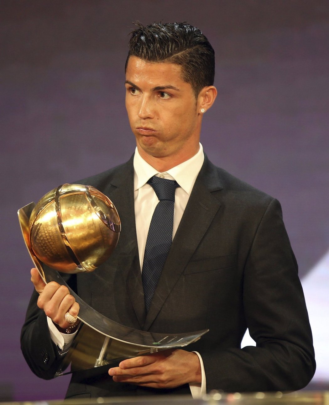 Portugalský fotbalista Cristiano Ronaldo z Realu Madrid byl vyhlášen nejlepším hráčem roku 2014 v anketě Globe Soccer Awards.