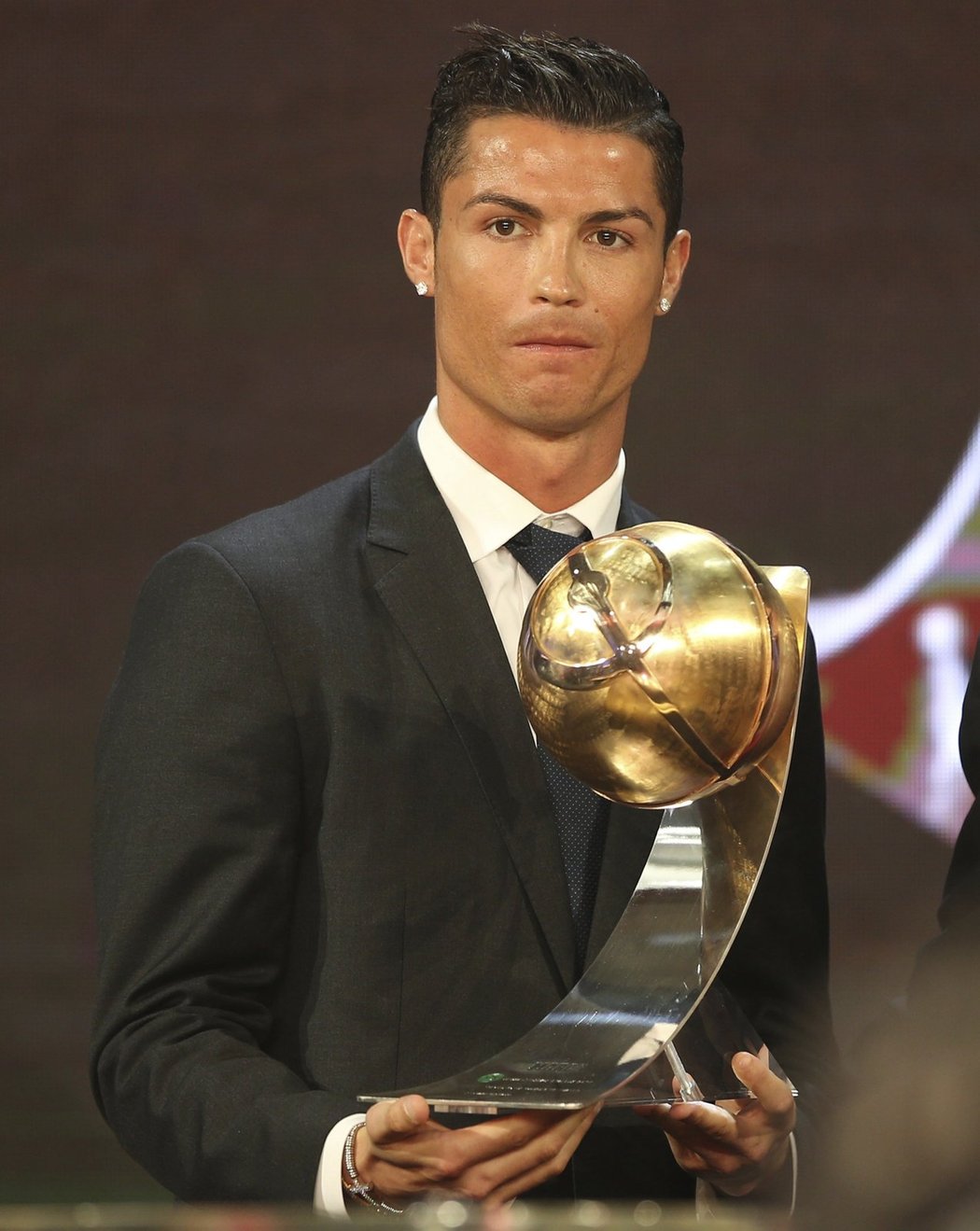 Portugalský fotbalista Cristiano Ronaldo z Realu Madrid s trofejí pro nejlepšího hráče roku 2014 v anketě Globe Soccer Awards. Svými hlasy o tom rozhodli fotbaloví funkcionáři a agenti.