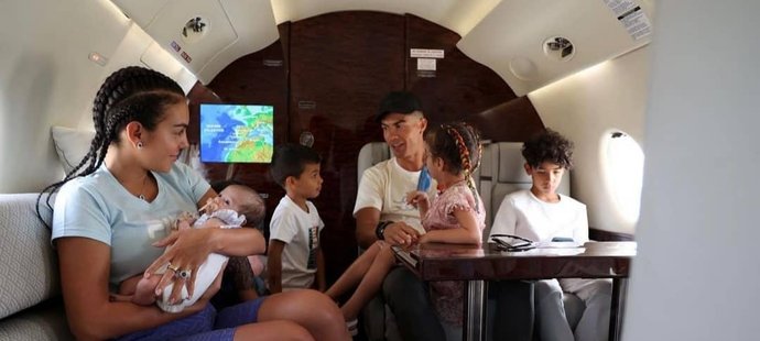 Hvězdný fotbalista Cristiano Ronaldo vzal rodinu na dovolenou