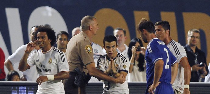 Mladý fanoušek objal Cristiana Ronalda, ale zadělal si na pořádně problémy...
