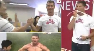 Šílení Japonci! Moderátor Ronaldovi počítal buchty a posiloval tvář