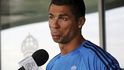 Criatiano Ronaldo odpovídá na otázky reportérů po skončení tréninku Realu