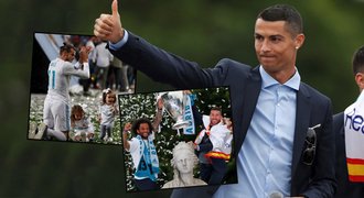 Ronaldo otáčí?! Uvidíme se za rok, slíbil při oslavách v Madridu