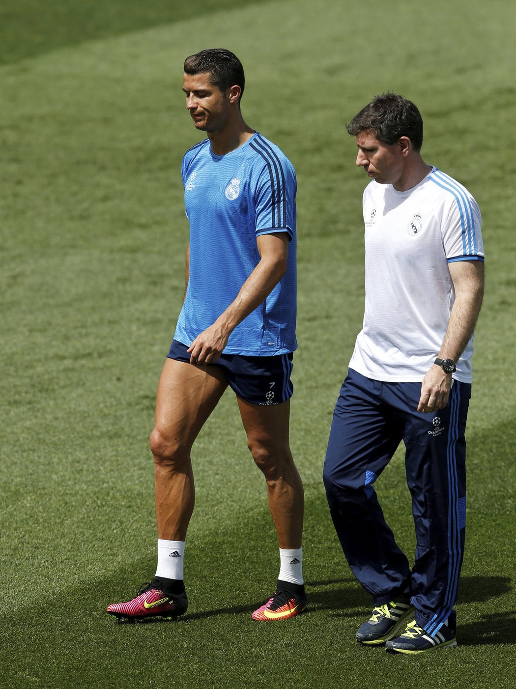 Útočník Realu Cristiano Ronaldo opouští trávník během tréninku Realu