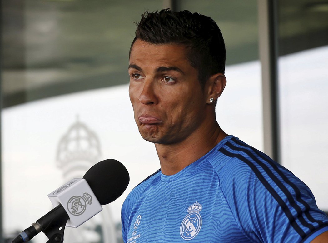 Criatiano Ronaldo odpovídá na otázky reportérů po skončení tréninku Realu