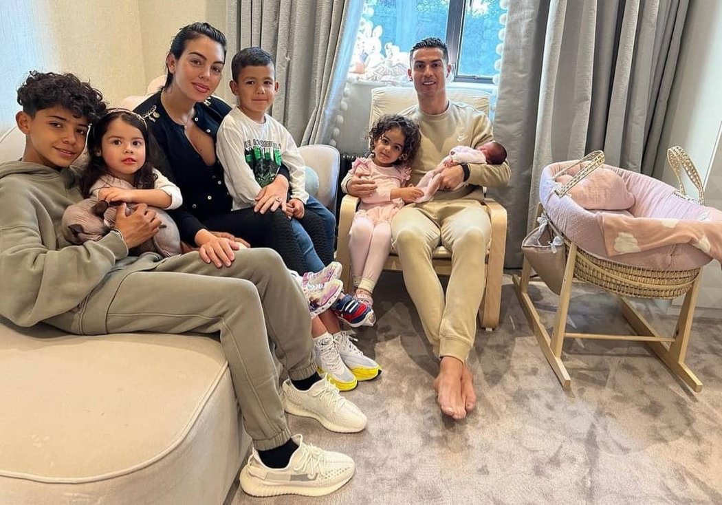 Slavný fotbalista Cristiano Ronaldo s rodinou
