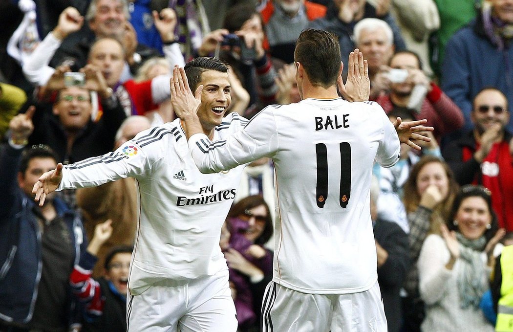 Cristiano Ronaldo se objímá s Garethem Balem, hvězdnou posilou Realu Madrid
