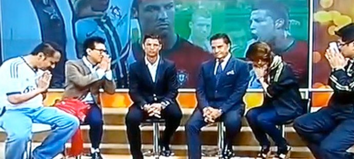 Cristiano Ronaldo během dovolené v Thajsku navštívil televizní show místní stanice