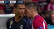 Cristiano Ronaldo během slovní potyčky s Fernandem Torresem v odvetě semifinále Ligy mistrů mezi Atlétikem Madrid a Realem