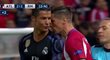 Cristiano Ronaldo během slovní potyčky s Fernandem Torresem v odvetě semifinále Ligy mistrů mezi Atlétikem Madrid a Realem