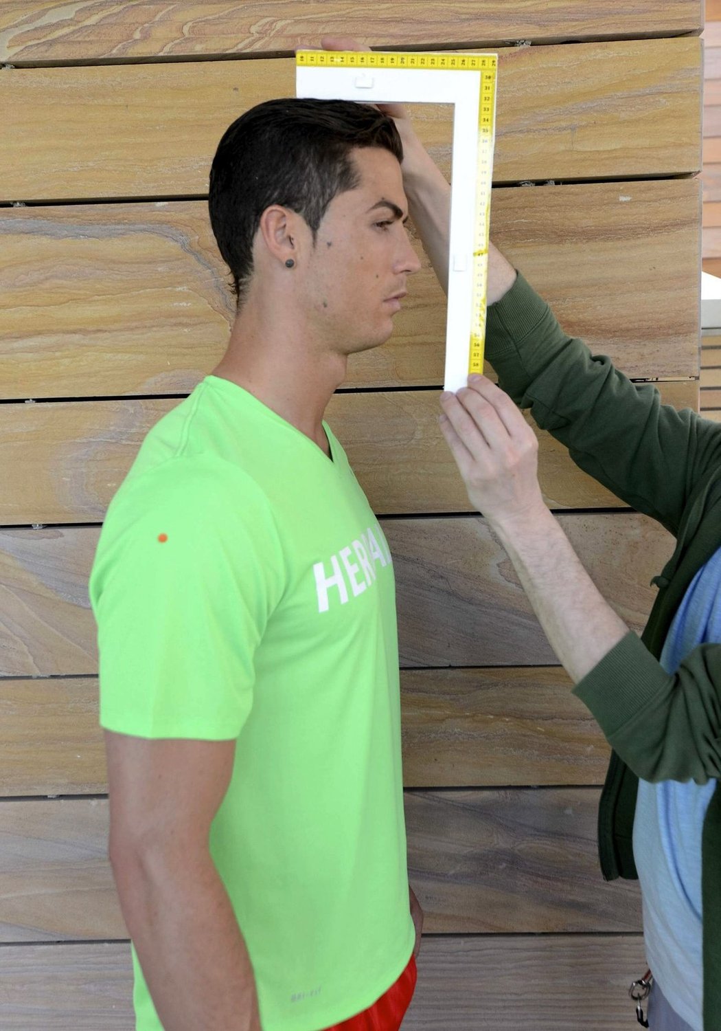 Portugalský kanonýr Realu Madrid Cristiano Ronaldo skoro hodinu stál jako model pro sochaře, kterří se chystají vyrobit jeho podobiznu z vosku a umístit ji do muzea