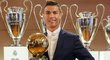 Cristiano Ronaldo pózuje se čtvrtým Zlatým míčem, který vyhrál za rok 2016