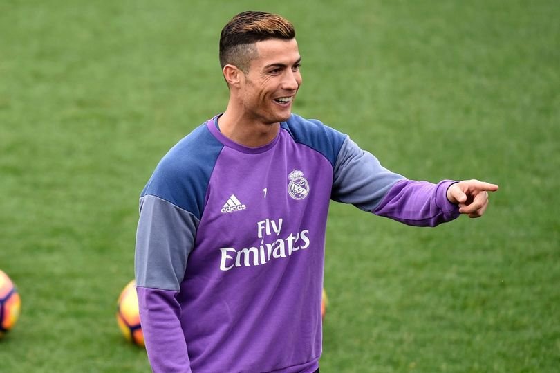 Cristiano Ronaldo si před předáváním Zlatého míče obarvil vlasy na zlatou.