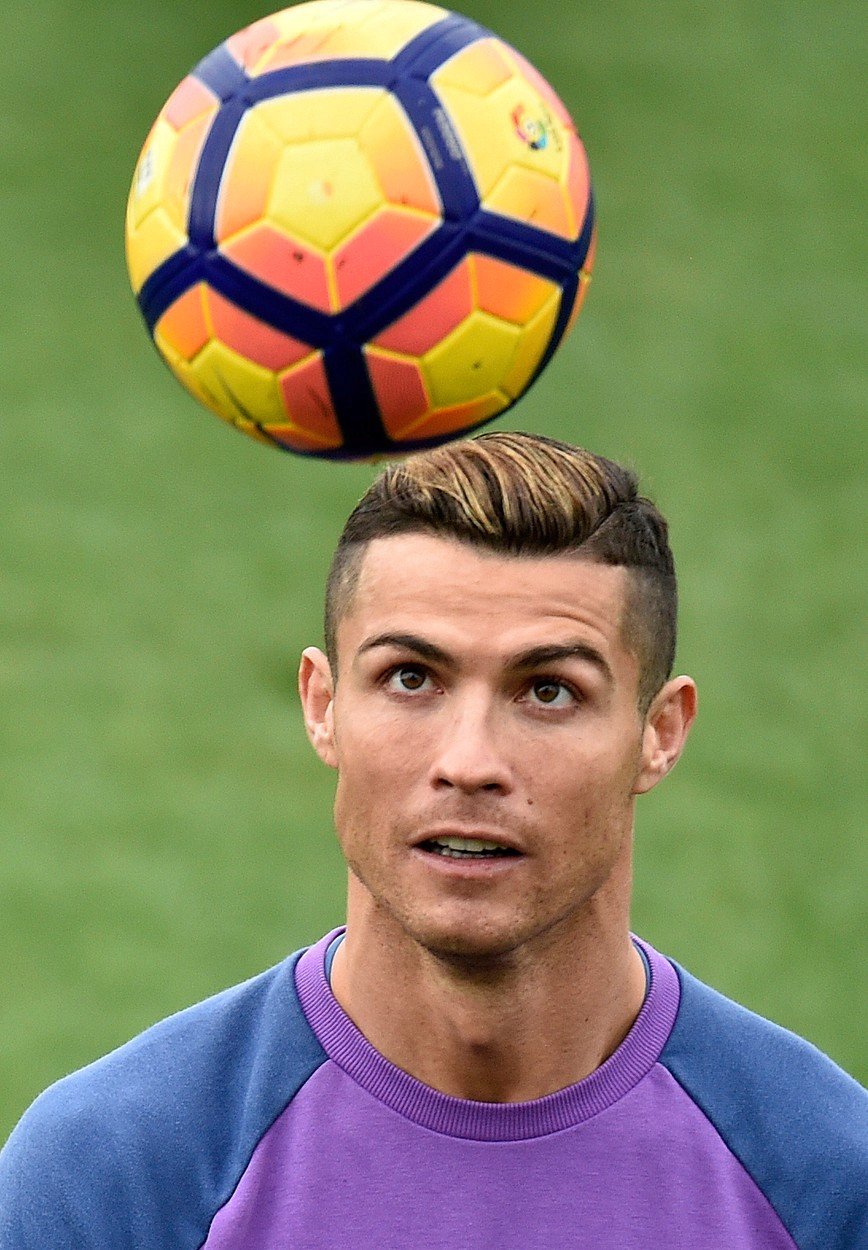 Cristiano Ronaldo si před předáváním Zlatého míče obarvil vlasy do zlata.