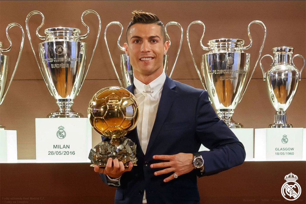 Cristiano Ronaldo pózuje se čtvrtým Zlatým míčem, který vyhrál za rok 2016