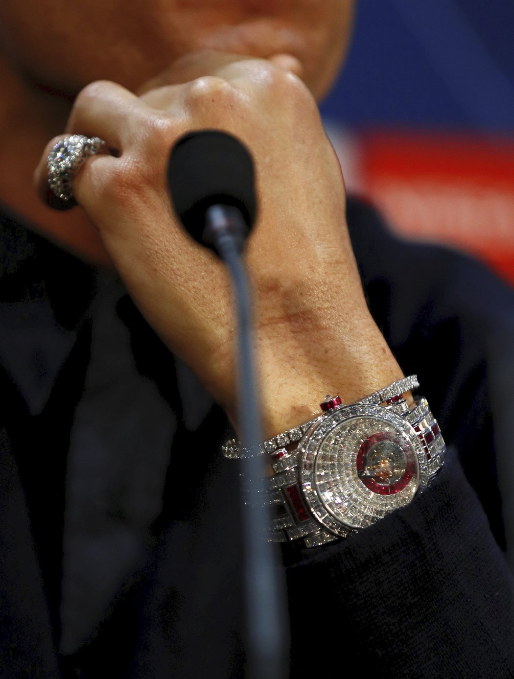 Drahé hodinky Cristiana Ronalda se skládají ze 424 diamantů