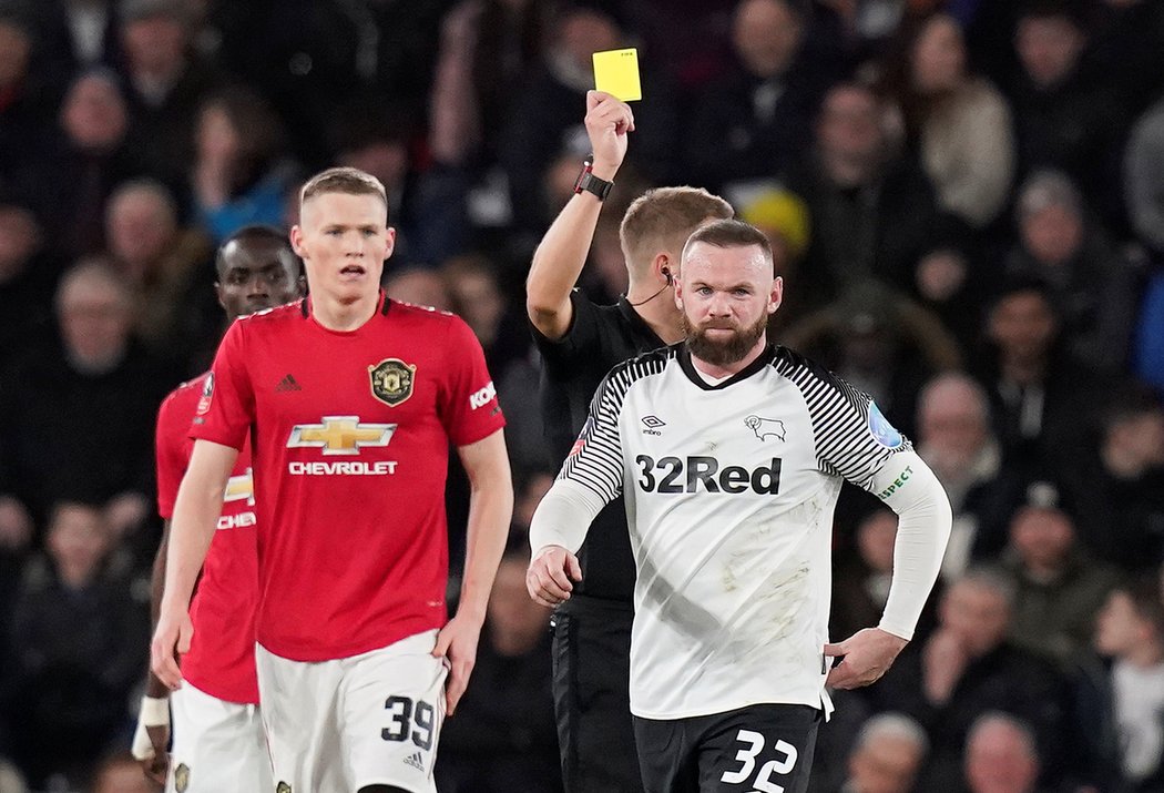 Rooney dostal v utkání proti United žlutou kartu