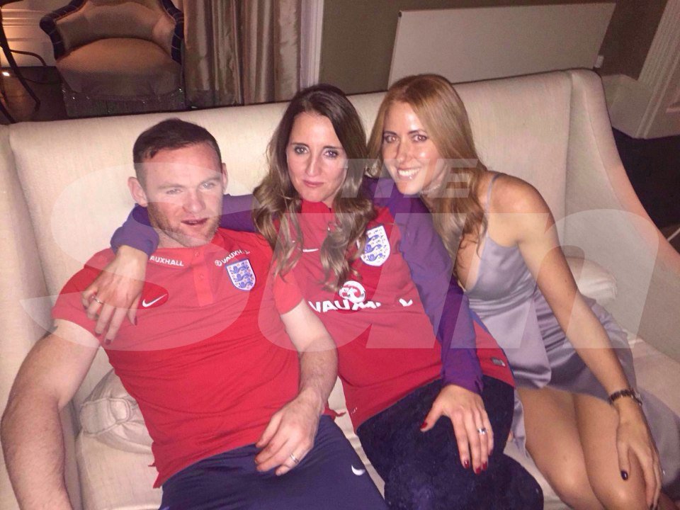 Wayne Rooney (vlevo) slavil výhru na Skotskem tak, že se během reprezentačního srazu opil a má pořádný průšvih. Takhle se fotil se sympatickými slečnami na svatební party, kam zamířil se spoluhráčem Jagielkou