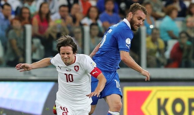 Kapitán české reprezentace Tomáš Rosický v utkání s Itálií, ze kterého musel kvůli zranění odstoupit