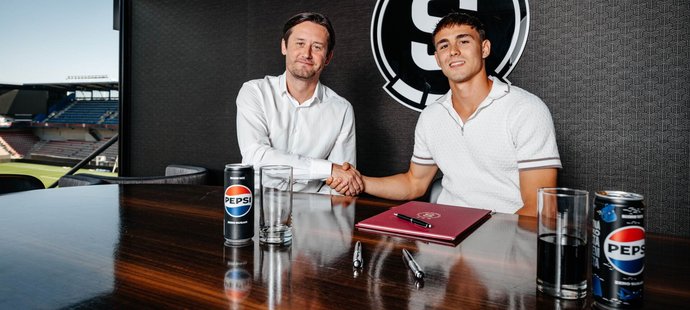 Tomáš Rosický vítá ve Spartě Matěje Juráska