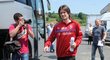 Tomáš Rosický na cestě k týmovému autobusu po středečním tréninku, který strávil v posilovně