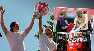 Tak slavil Arsenal! V šatně řval i Rosický, Wenger se musel svléknout