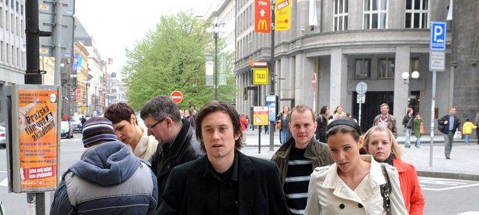 20.4.2008 - Tomáš Rosický a Radka Kocurová při cestě do divadla Hybernia.