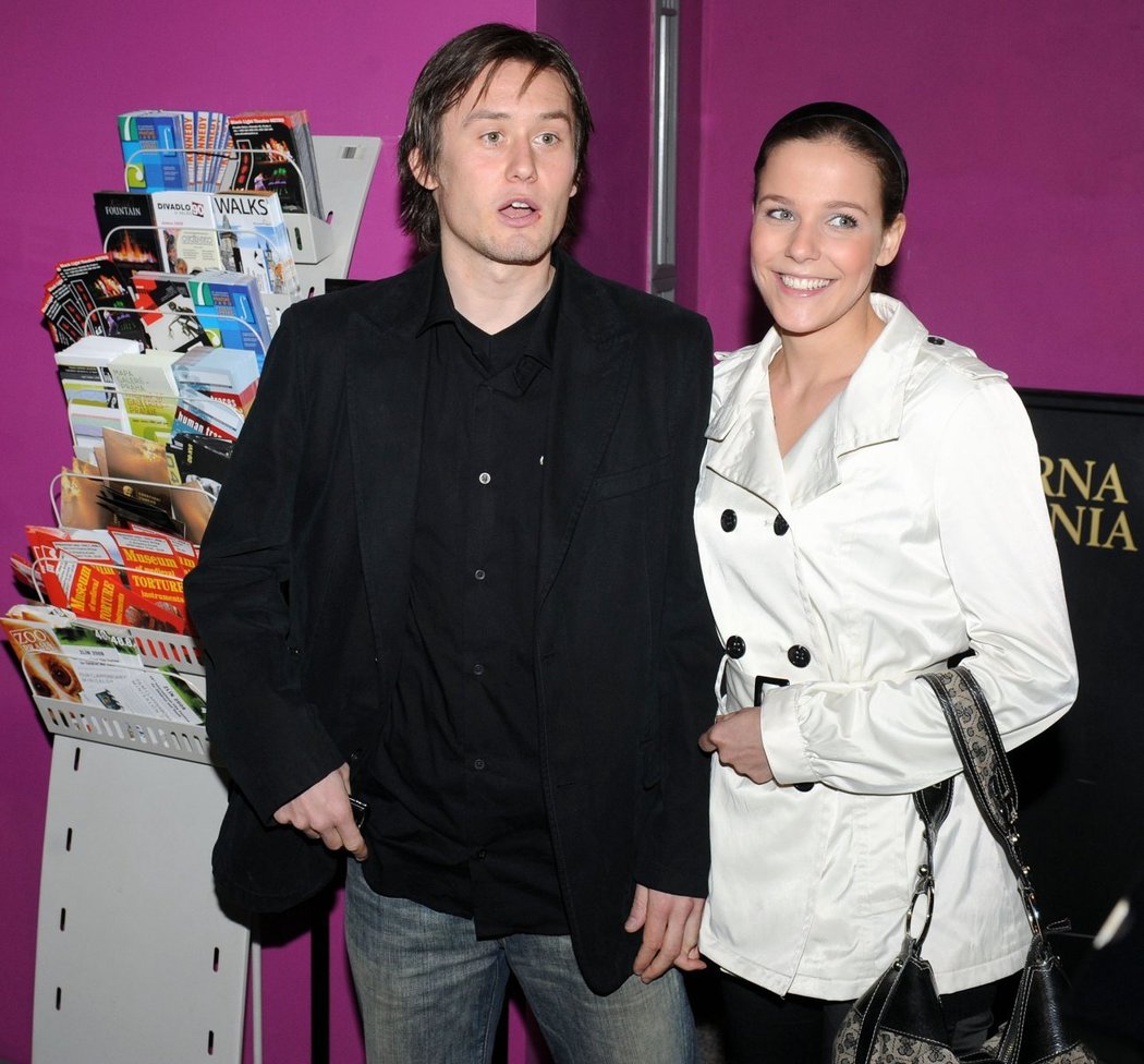20.4.2008 - Tomáš Rosický a Radka Kocurová při návštěvě divadla Hybernia.
