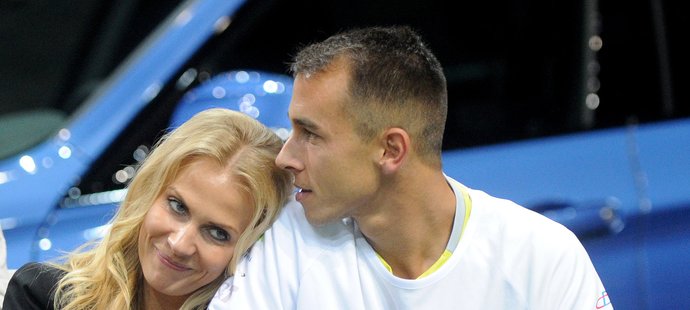 Lukáš Rosol s přítelkyní Michaelou Ochotskou během daviscupového utkání s Argentinou