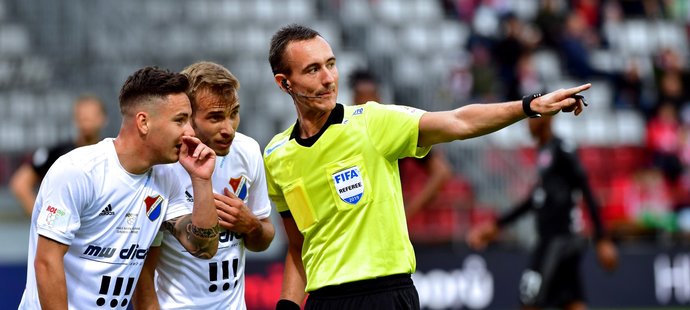 Rozhodčí Petr Ardeleanu debatuje s hráči Baníku Ostrava během finále Mol Cupu se Slavií