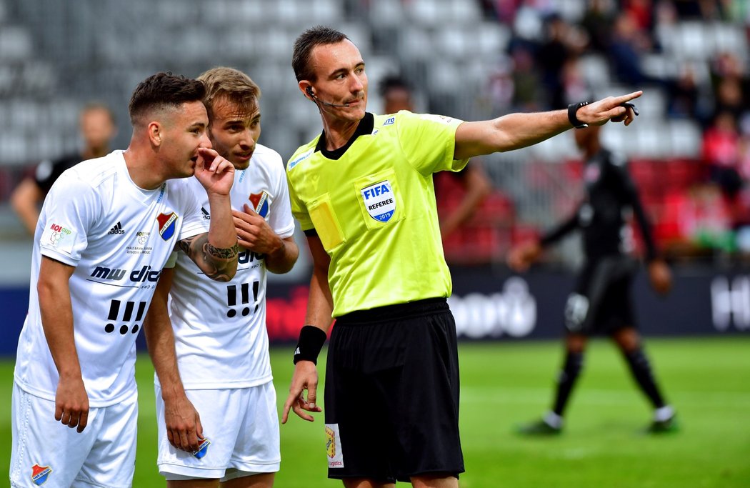 Rozhodčí Petr Ardeleanu debatuje s hráči Baníku Ostrava během finále Mol Cupu se Slavií