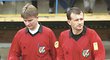 Fotbaloví rozhodčí Dušan Pospíšil (vlevo) a Tomáš Čuřín na snímku z roku 2001