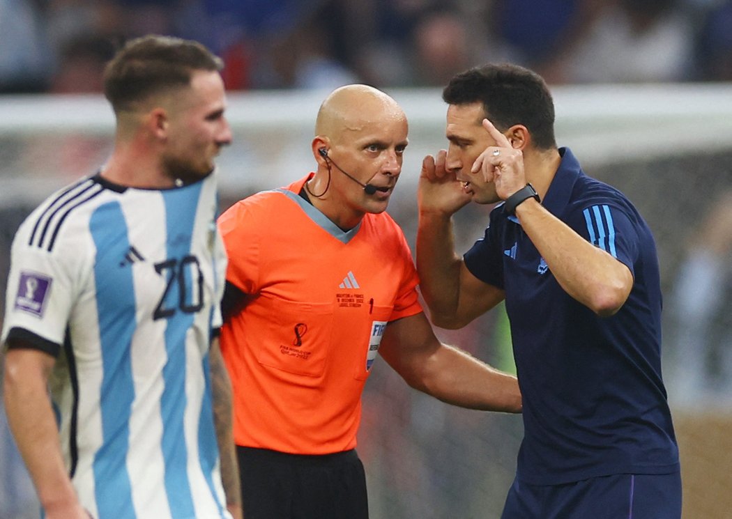 Argentinský trenér Lionel cosi vysvětluje polskému rozhodčímu Szymonu Marciniakovi