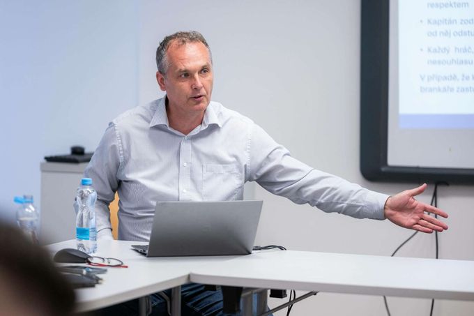 Kovařík uspěl, protože udržel důvěryhodnost. Ale svému konci šel sám naproti Kovařík uspěl, protože udržel důvěryhodnost. Ale svému konci šel sám naproti