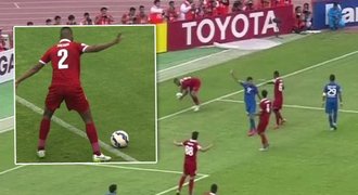 VIDEO: Šílená penalta! Hráč chytil míč do ruky. Myslel, že je za čarou