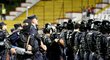 Rumunská policie s připraveným slzným plynem přihlíží řádění fanoušků Dinama Bukurešť