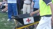 Pro zraněného fotbalistu v rumunské páté nejvyšší soutěži přijelo na hřiště kolečko poháněné motorem