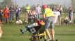 Pro zraněného fotbalistu v rumunské páté nejvyšší soutěži přijelo na hřiště kolečko poháněné motorem. Hráč v netradičním prostředku ožil a mával fanouškům
