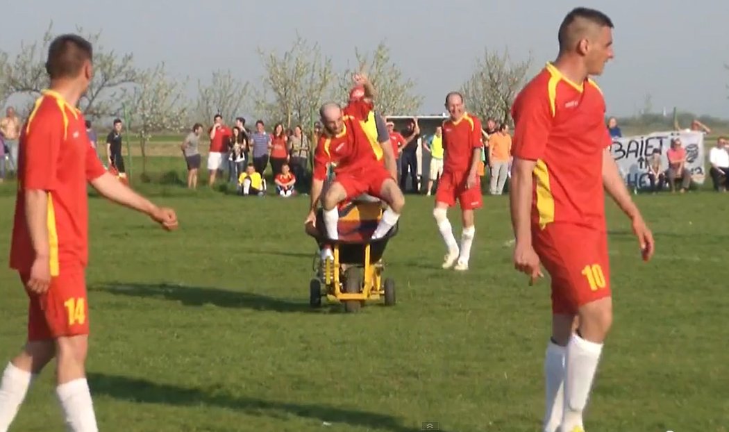 Pro zraněného fotbalistu v rumunské páté nejvyšší soutěži přijelo na hřiště kolečko poháněné motorem. Hráč v netradičním prostředku ožil a mával fanouškům. Pak se dokonce chtěl postavit...