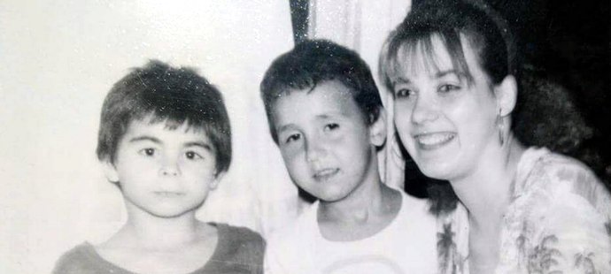 Vlevo malý Florin Nita se svojí rodinou - sestrou Doinou a matkou, která zemřela, když mu bylo 19 let
