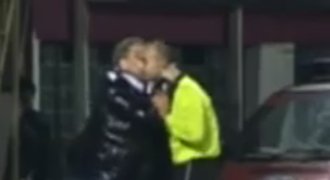 VIDEO: Rozhodčí ho vyhodil, on mu dal pusu