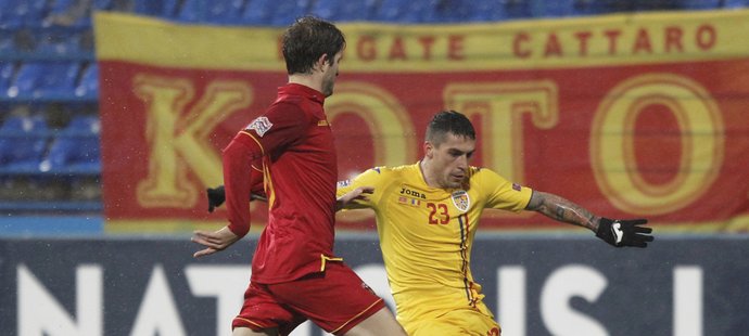 Nicolae Stanciu se snaží přejít přes bránícího hráče Černé Hory