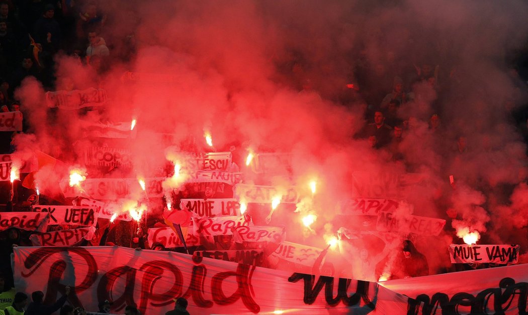 Fanoušci Rumunska v zápase s Polskem