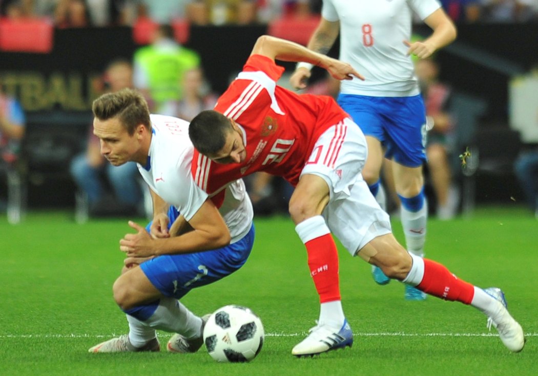 Přípravné utkání meziRuskem a Českem - Alexej Jonov v souboji se Stanislavem Teclem