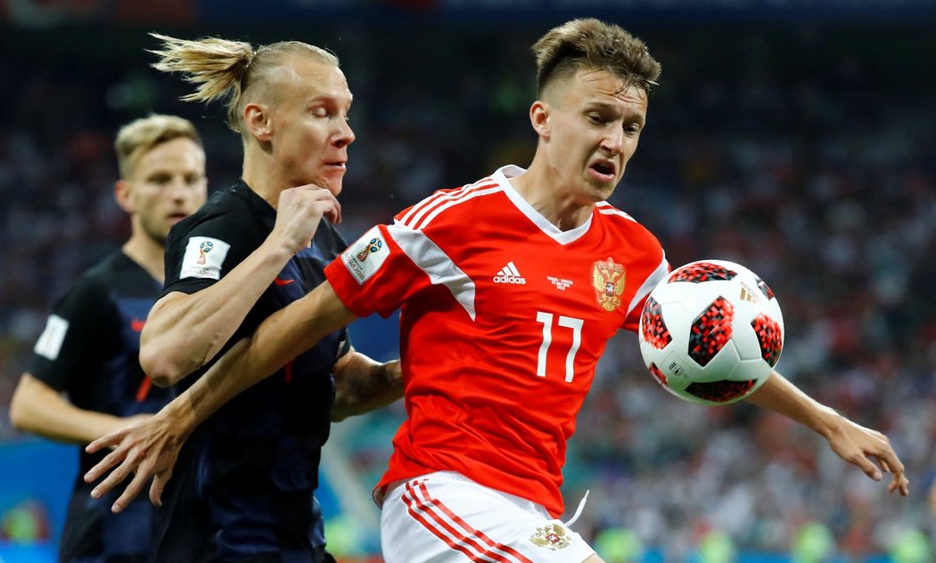 Aleksandr Golovin si kryje míč před Chorvatem Demagojem Vidou