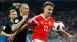 Aleksandr Golovin si kryje míč před Chorvatem Domagojem Vidou