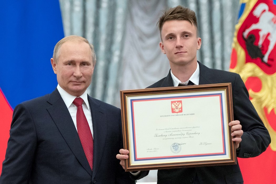 Alexander Golovin po úspěšném mistrovství světa, kdy obdržel vyznamenání od prezidenta Vladimira Putina