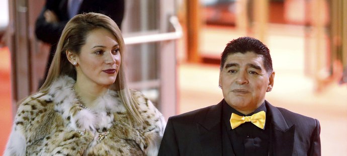 Legendární Diego Maradona si slavnostní okamžik nemohl nechat ujít. Doprovodila ho přítelkyně Rocio Oliva, bývalá fotbalistka.